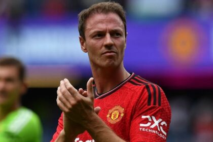 hau-ve-jonny-evans